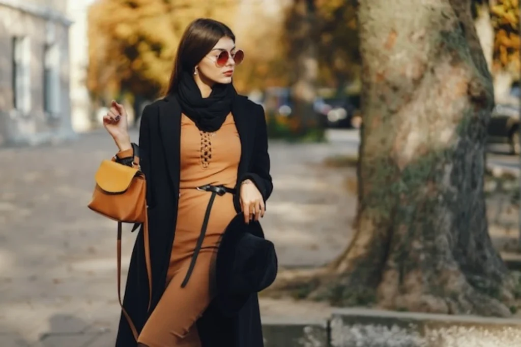 مدل‌های روز لباس با کیف چرم برای استایل شیک